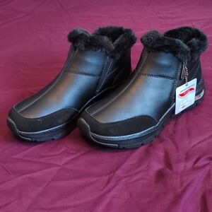 NWT Women's Skechers Air-Cooled ArchFit boots size 6.5 black with faux fur top